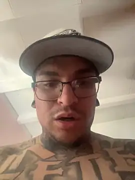 BigdickkAndTattsss' Webcam Show