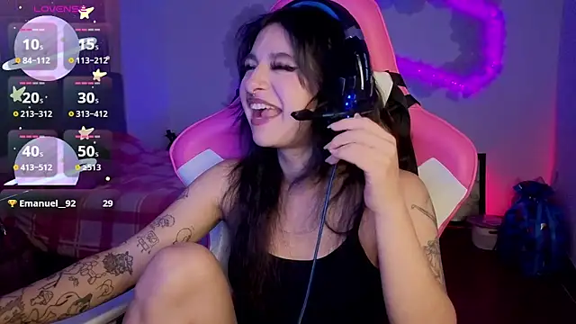 larah_uwu Chat XXX live