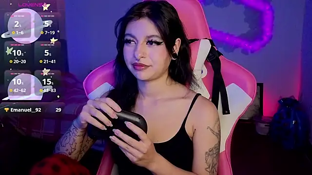 larah_uwu's Live XXX Chat