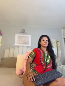 Elara_Luxe Adlı Modelin Canlı XXX Sohbeti