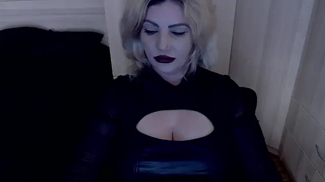 MistressDemi Adlı Modelin Canlı XXX Sohbeti