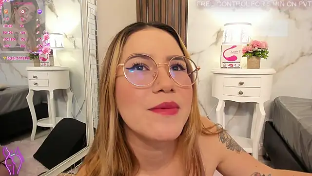 Annyhathatway Chat XXX in diretta