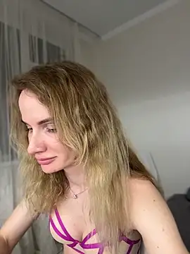 AinyrVixxen Chat XXX in diretta