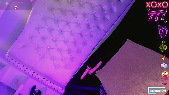 Maia_Hotts' Webcam Show