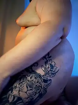 CurlyMilf_Vannexxxa's Webcam Show