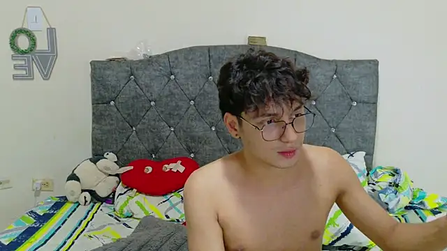 Show modela logan_andrew na web-kameri