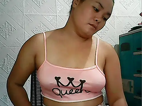 Show modela CreamyPussy4uxx na web-kameri