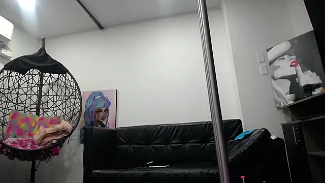 KiaraaBlack's Live XXX Chat