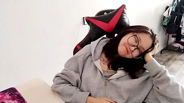 AdelineCanup's Live XXX Chat