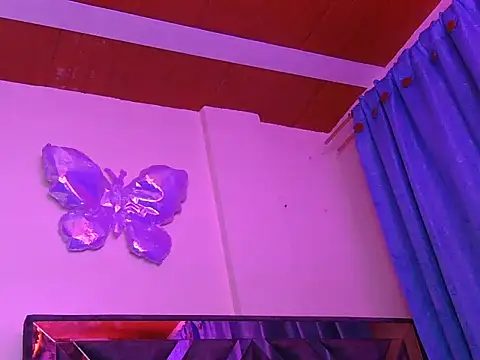 tinny_emiily élő XXX-chatje