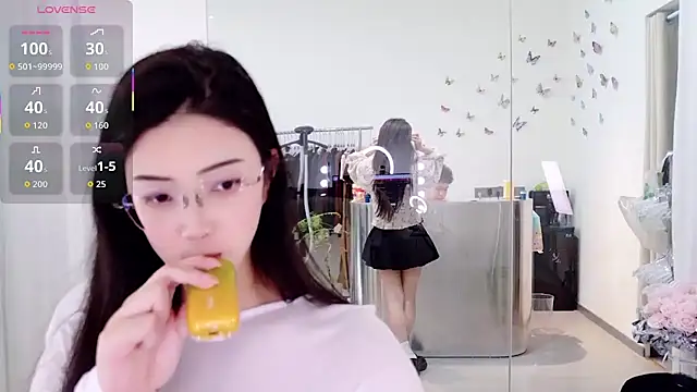 yangyang-777 Show in webcam