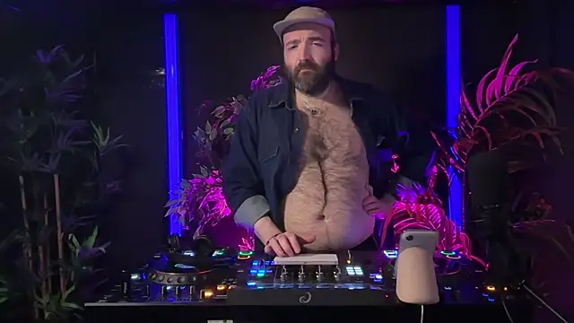 Turnt_Reynolds Show in webcam