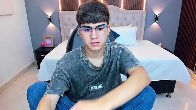 Tommy18__'s Live XXX Chat