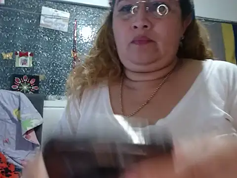 Perla1981-- live XXX chat