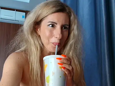 XXX chat uživo modela Mia_kai