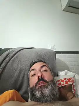 Abelito87: διαδικτυακό σόου στην κάμερα