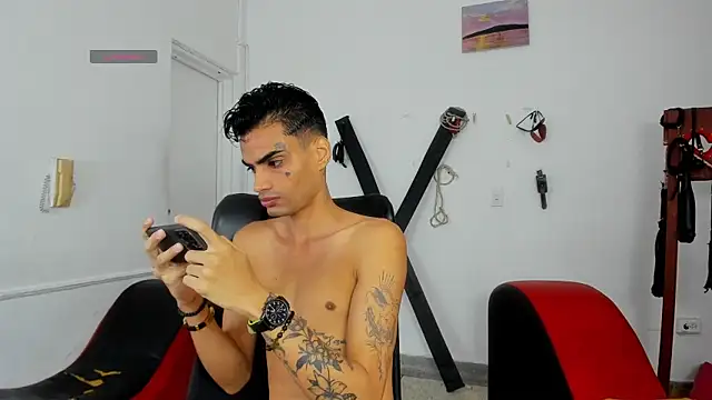 Show modela Gay_Red_Room na web-kameri