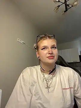DriveThruCiri Show in webcam