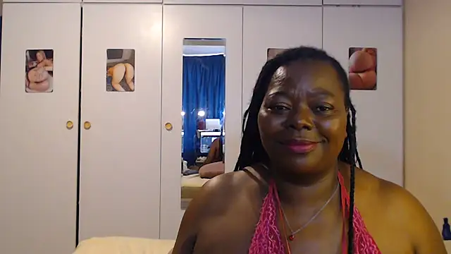 MatureBoobsDiva webkamerás műsora