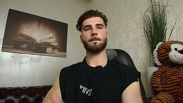 KyloEast Show in webcam