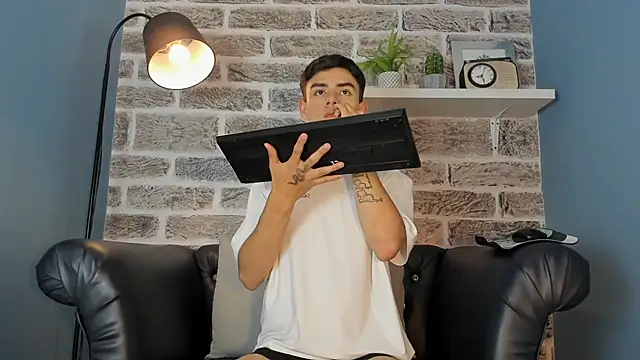 Show modela Bratzboys na web-kameri