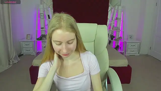 Alina_Blondeのウェブカメラショー