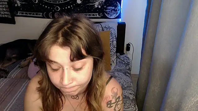 AlienforTwenty's Live XXX Chat