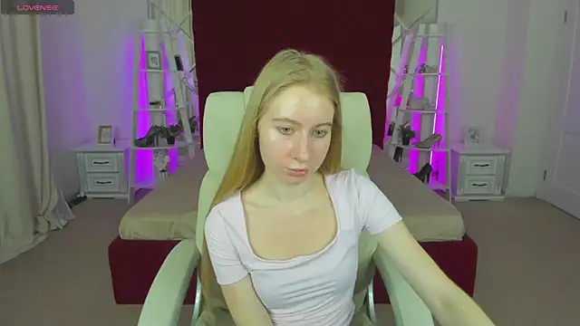 Alina_Blonde Show in webcam