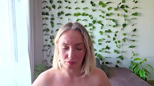 Chatroom XXX en direct de MonikFoxi