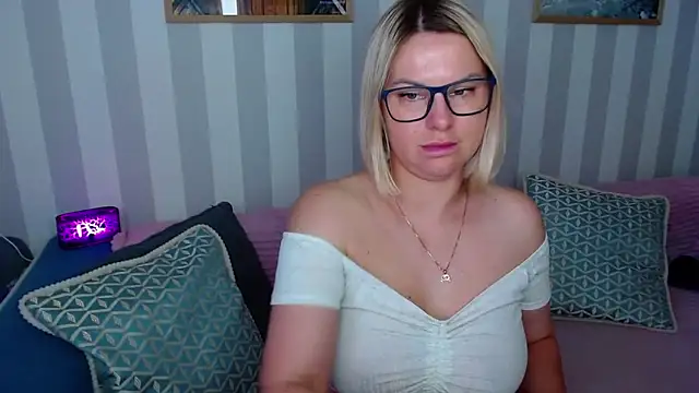 MonaLisaG's Live XXX Chat