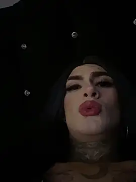 valen_lewiiz Show in webcam