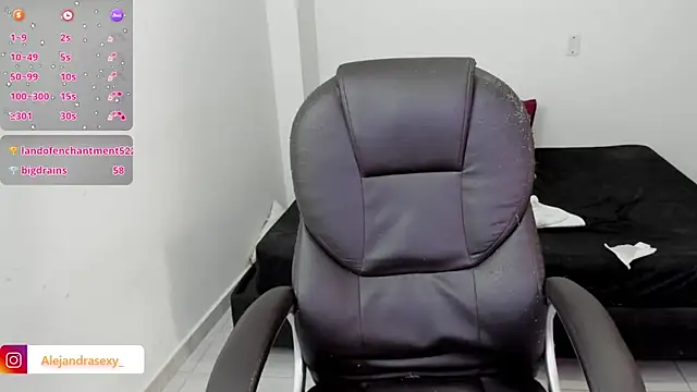 Chat +18 de alejandra_milf_ ao vivo