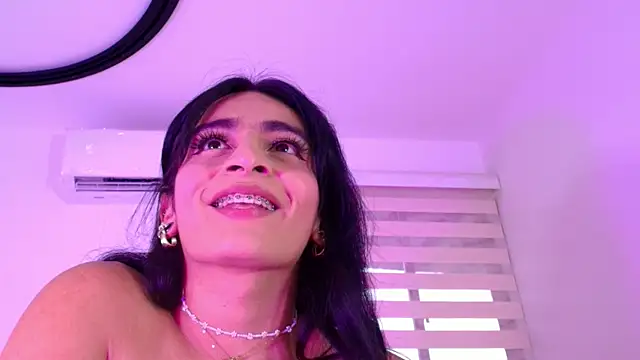 Malaia_thompson_ Show in webcam