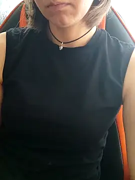 Aashikalaa Adlı Modelin Canlı XXX Sohbeti