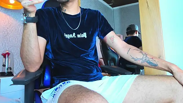 Daniel_huge22 Chat XXX in diretta
