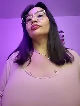 esmeralda_milf Adlı Modelin Canlı XXX Sohbeti