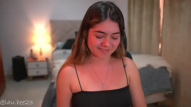 Lau_Bee Adlı Modelin Canlı Sohbet Odası