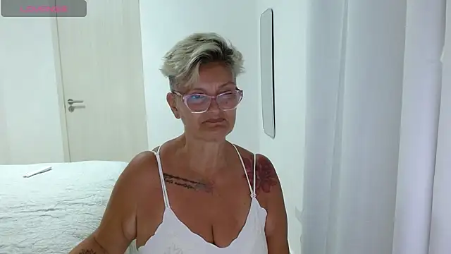 bety-cum2 élő XXX-chatje