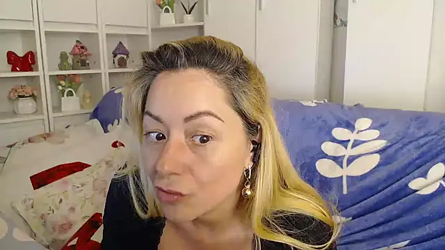 _karolynesyera_のライブXXXチャット
