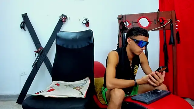 Czat XXX na żywo – friends_lust_latin
