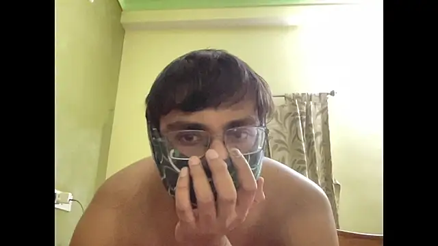 Slave_Aryan: διαδικτυακό σόου στην κάμερα