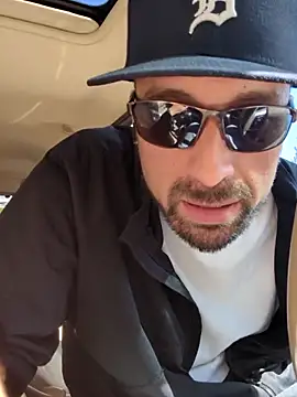 Legendsnew: διαδικτυακό σόου στην κάμερα