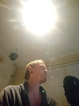 XXX chat uživo modela piercingpik