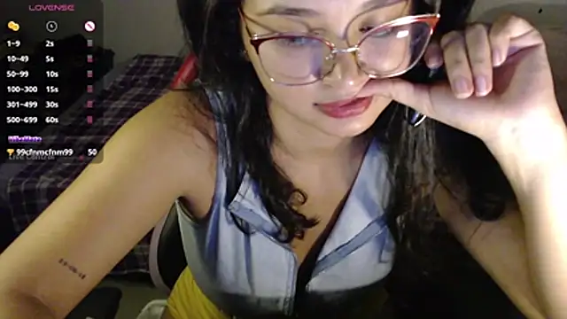 Lily____: διαδικτυακό σόου στην κάμερα