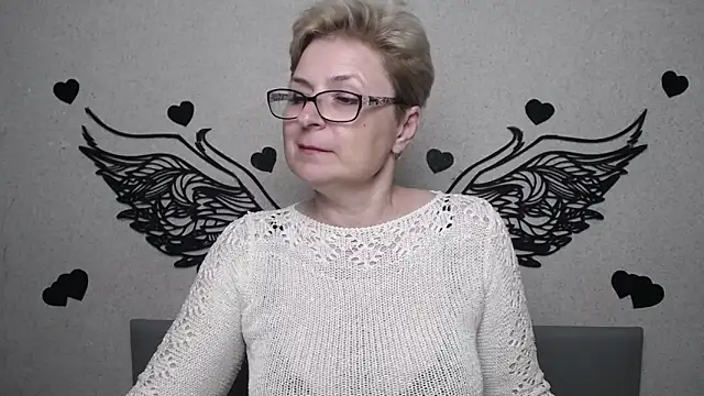 EmiliaGree Adlı Modelin Canlı XXX Sohbeti