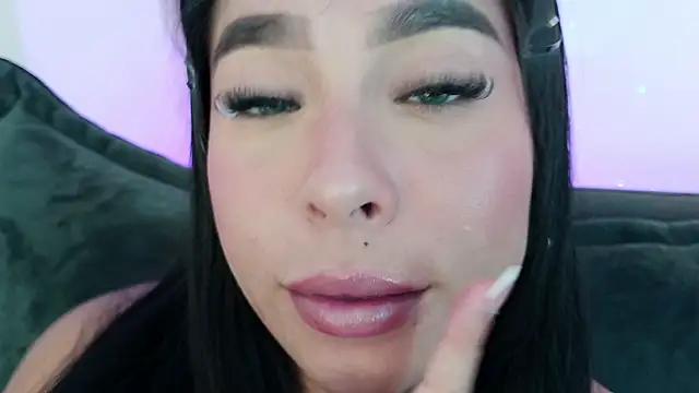 Chat +18 de mia_roux1 ao vivo