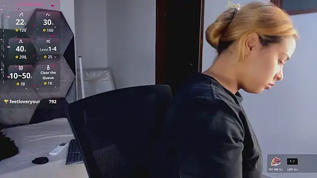 MikaelaStone Chat XXX in diretta