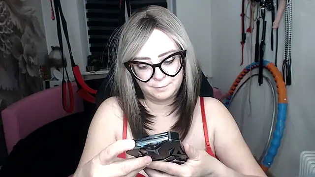 Chat +18 de MISSwithDOLLS ao vivo