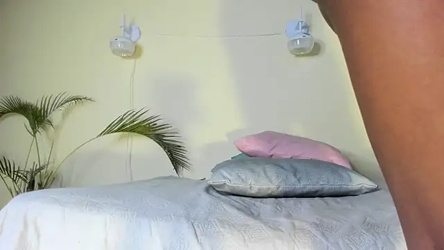 nahomy_james25のウェブカメラショー