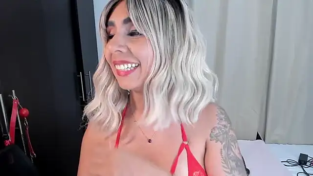 Emilyvalk_ élő XXX-chatje